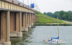 De Hollandse brug zojuist gepasseerd door een vergelijkbaar jacht met een iets kortere mast.