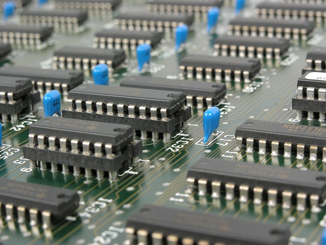 mother-board-581597_640 minder werk, hogere lonen door ict