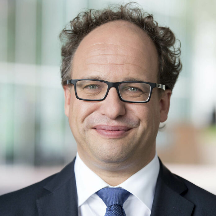 Portret Wouter Koolmees voor Rijksoverheid.nl Verbond: 'Verschillende pensioenpremie voor werknemers met zelfde leeftijd is niet te verkopen'