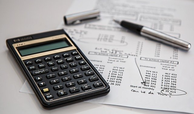 calculator-385506_640 Verzekeraars willen schade door rellen verhalen op daders