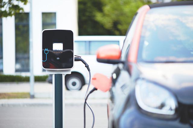 electric-car-gb46997400_640 Verzekering elektrische auto is gemiddeld 230 euro duurder