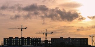 ABN AMRO verwacht prijsdaling woningen 2,5%; minister maakt woningbouwafspraken
